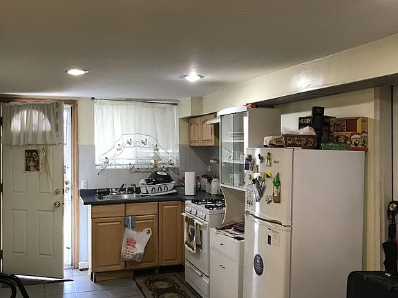 2nd image of 2819 Hobart St #1