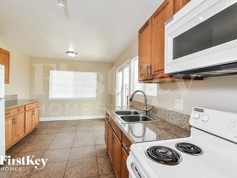 301 Kings Ave — Photo 4