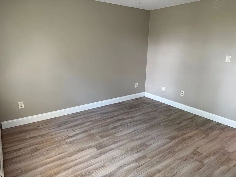 472 S Main St — Photo 15