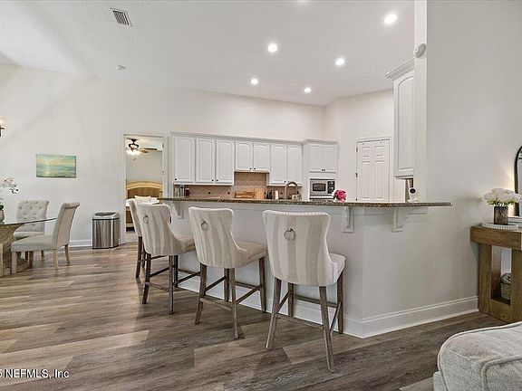 4th image of 243 STONEWELL Drive