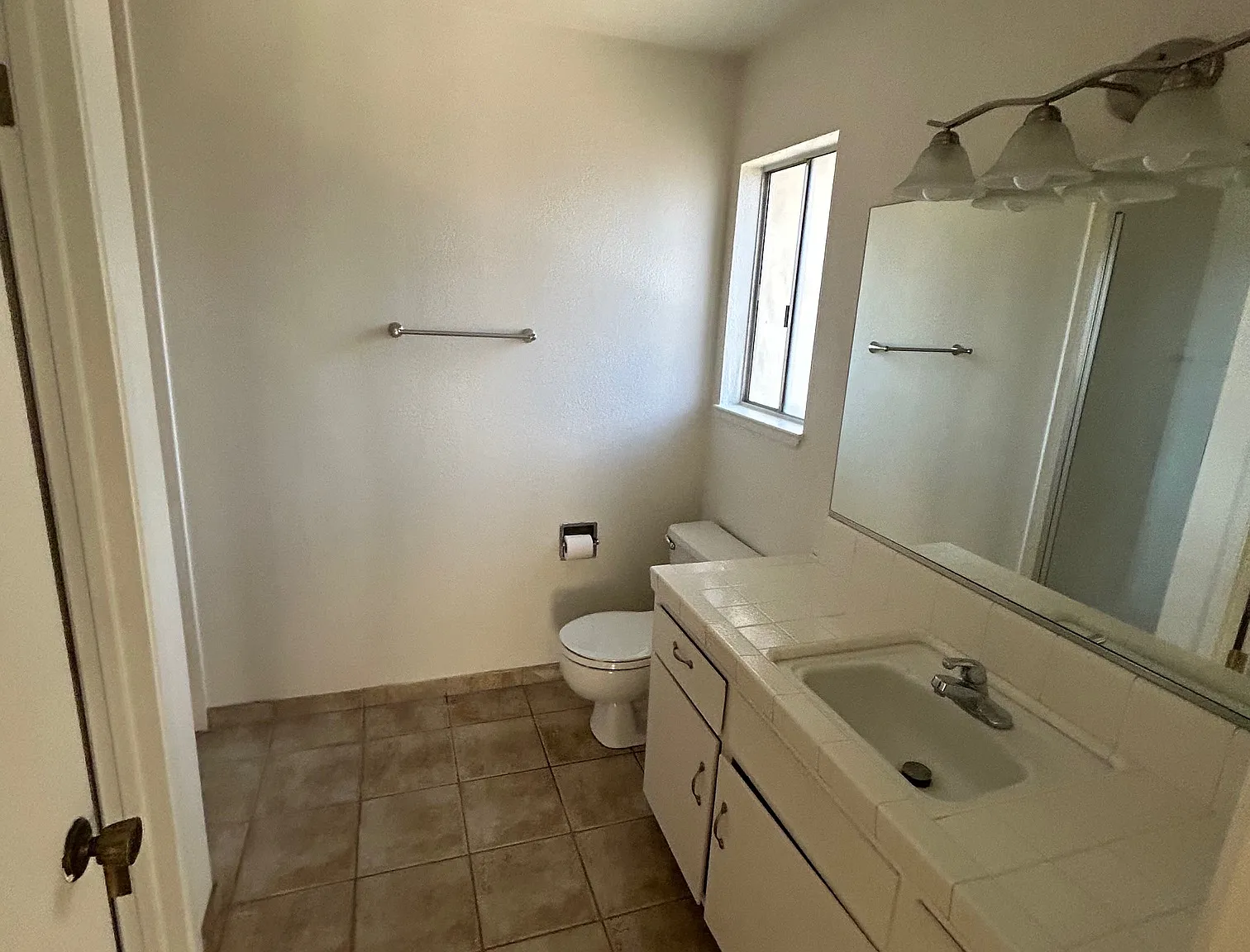 3 bed, 1132 sqft, $2,399 — Photo 4