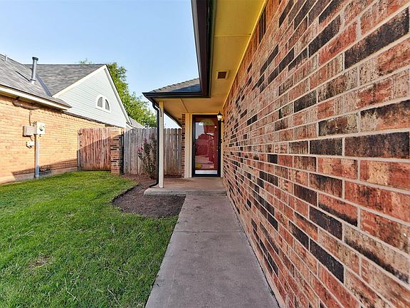 5th image of 815 NE 17th Ct
