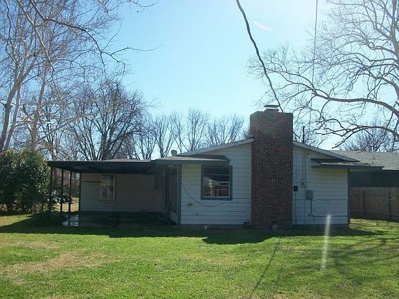 2nd image of 701 Meadow Dr