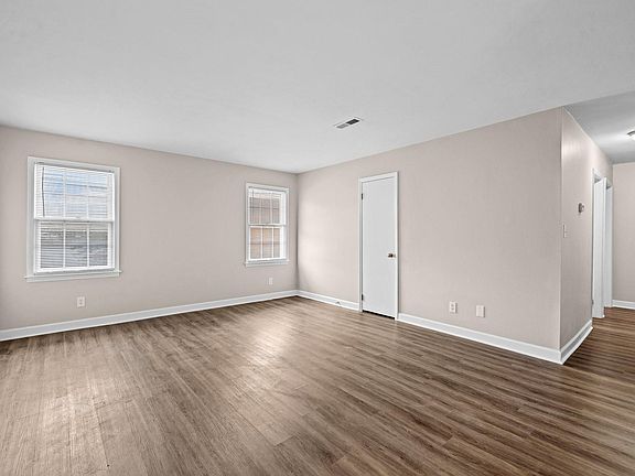 3rd image of 921 Nottingham Dr APT 10