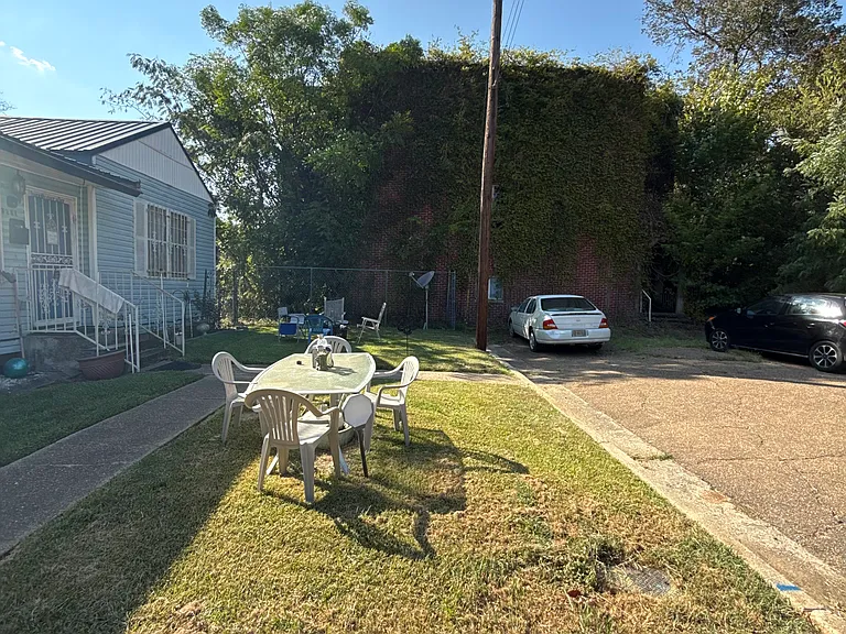 2921 Macy St — Photo 3