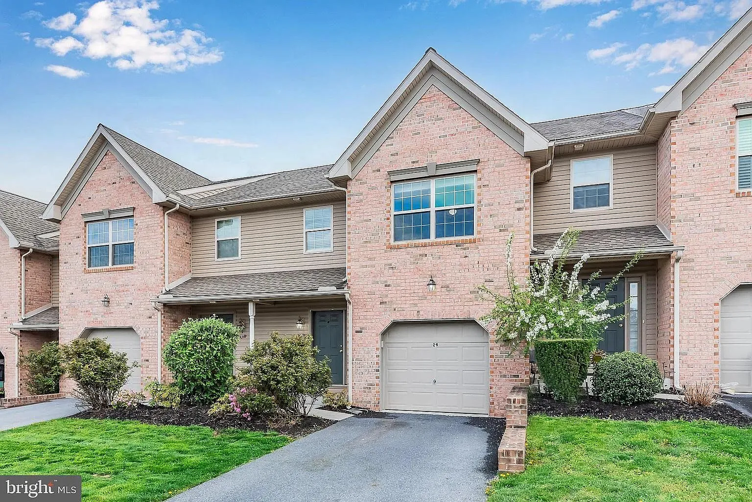 3 bed, 2.5 bath, 2113 sqft, $2,275 — Photo 1