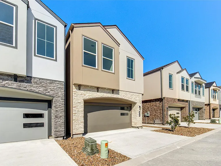 2922 El Fenice Ln — Photo 1