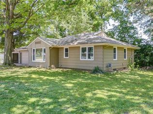 2301 S Queen Ridge Dr, Independence, MO 64055