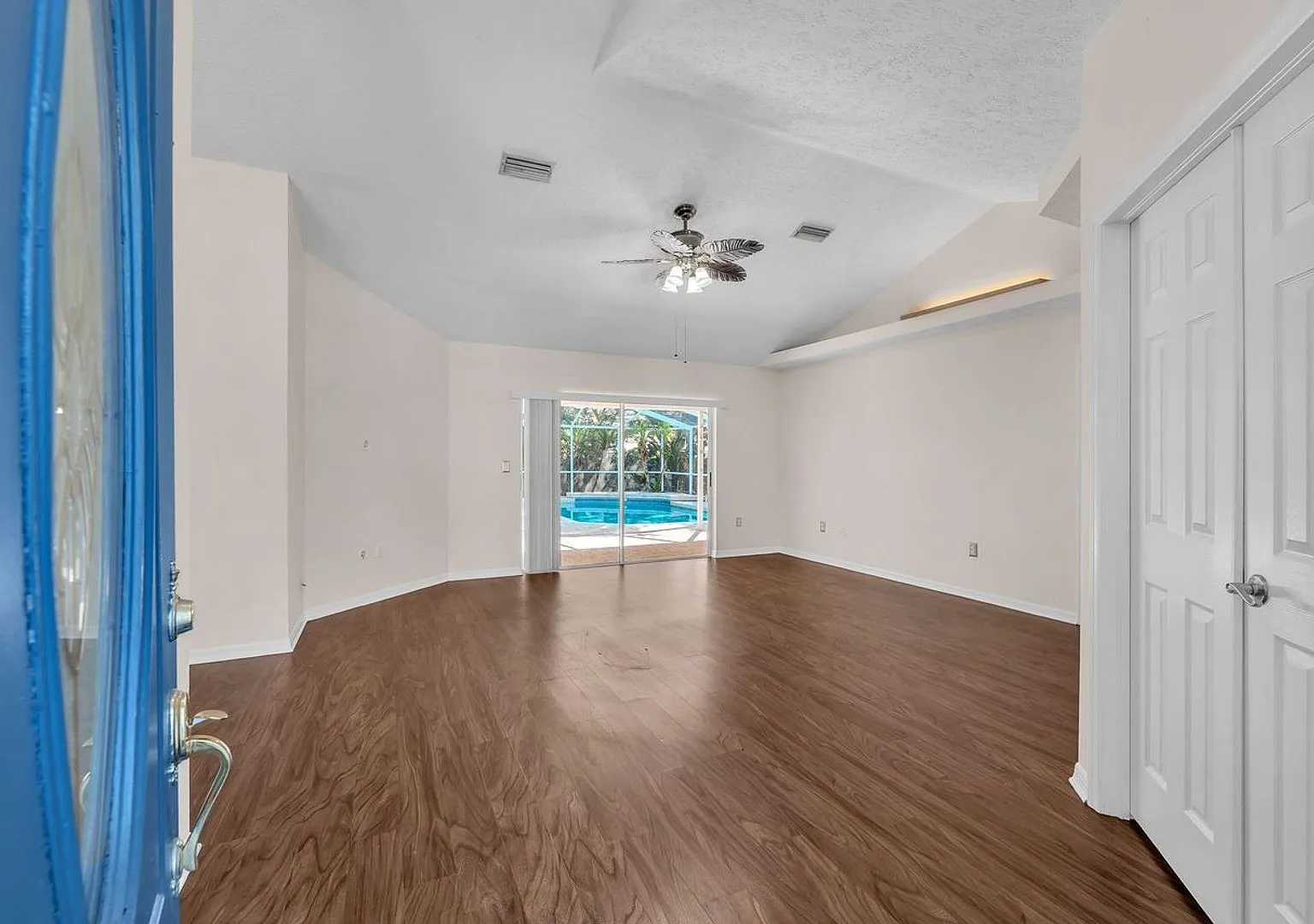 4 Bedroom 2 Bathroom Pool Home — Photo 4