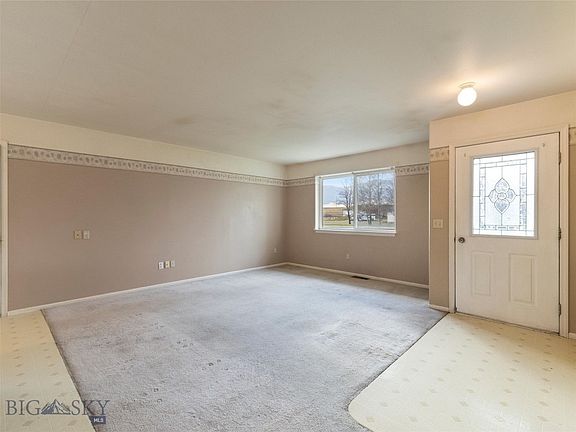 5th image of 604 Comet Blvd