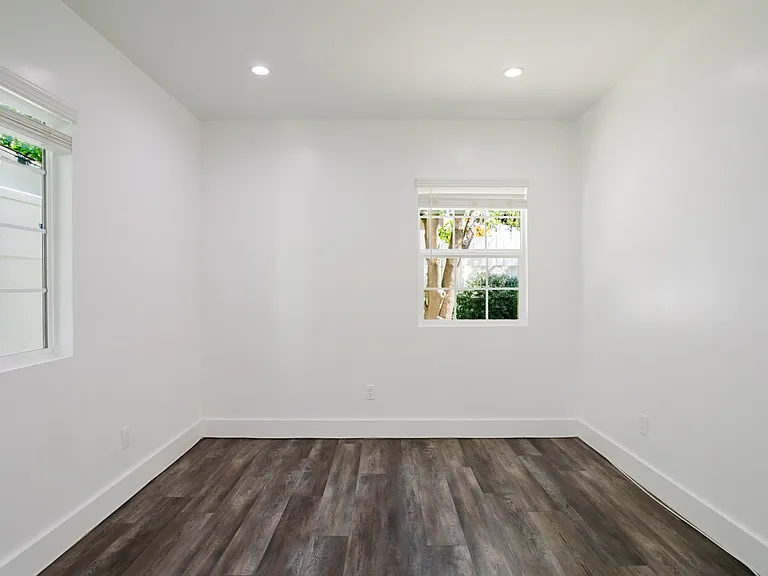 13521 Hamlin St — Photo 17