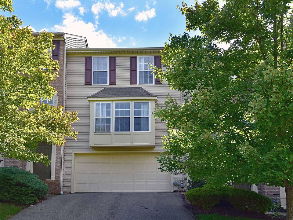 Beautiful curb appeal townhome in Adams Ridge