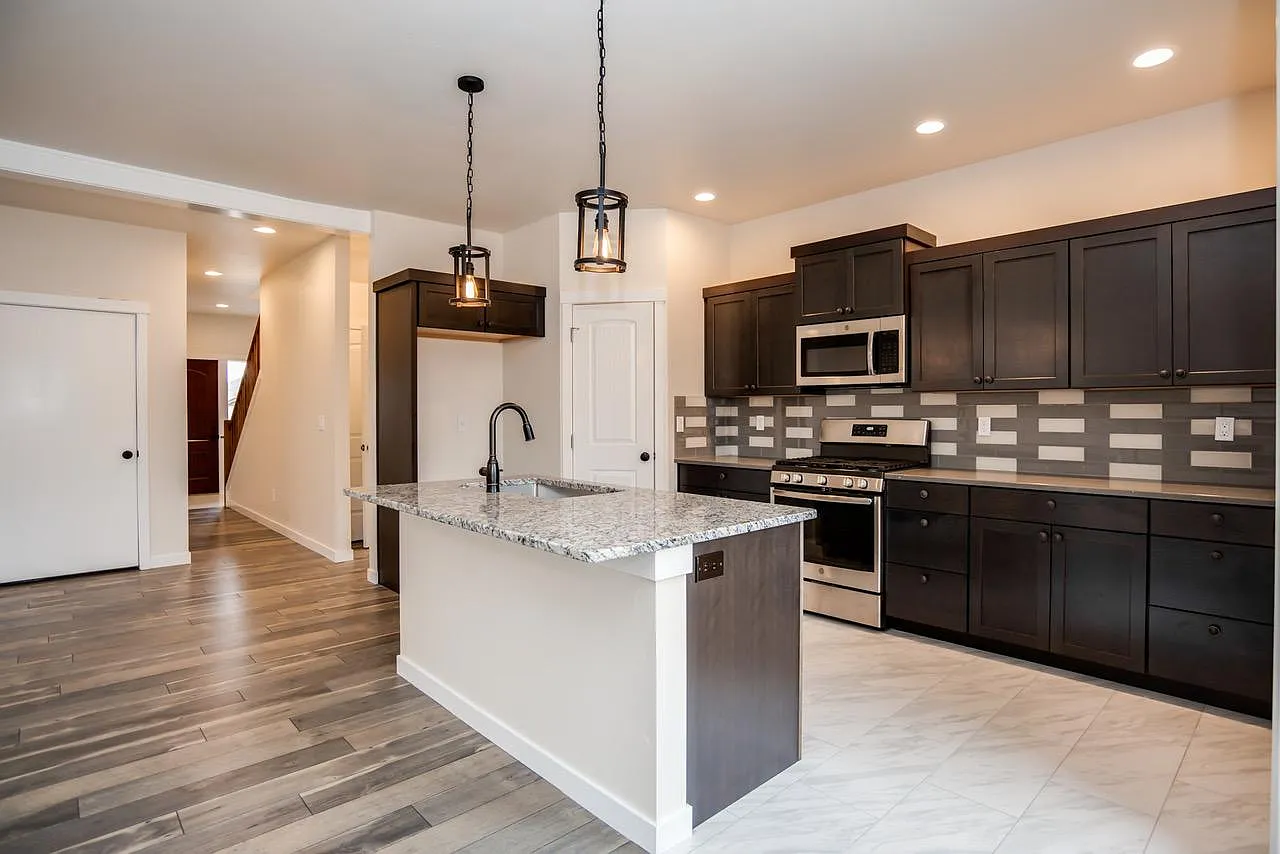 3 bed, 2.5 bath, 1715 sqft, $2,595 — Photo 1