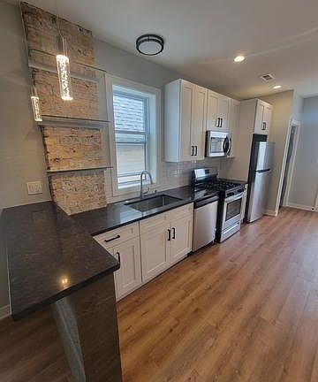 5th image of 3732 N Whipple St #1