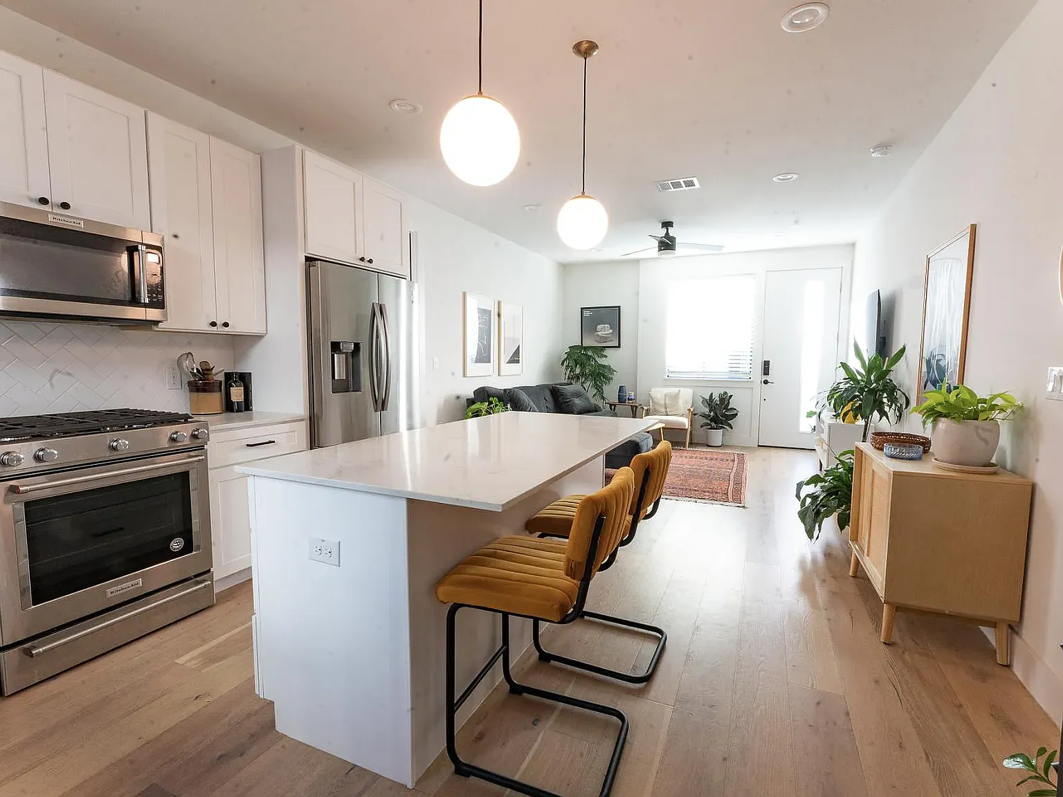 2 bed, 2.5 bath, 1219 sqft, $3,000 — Photo 3