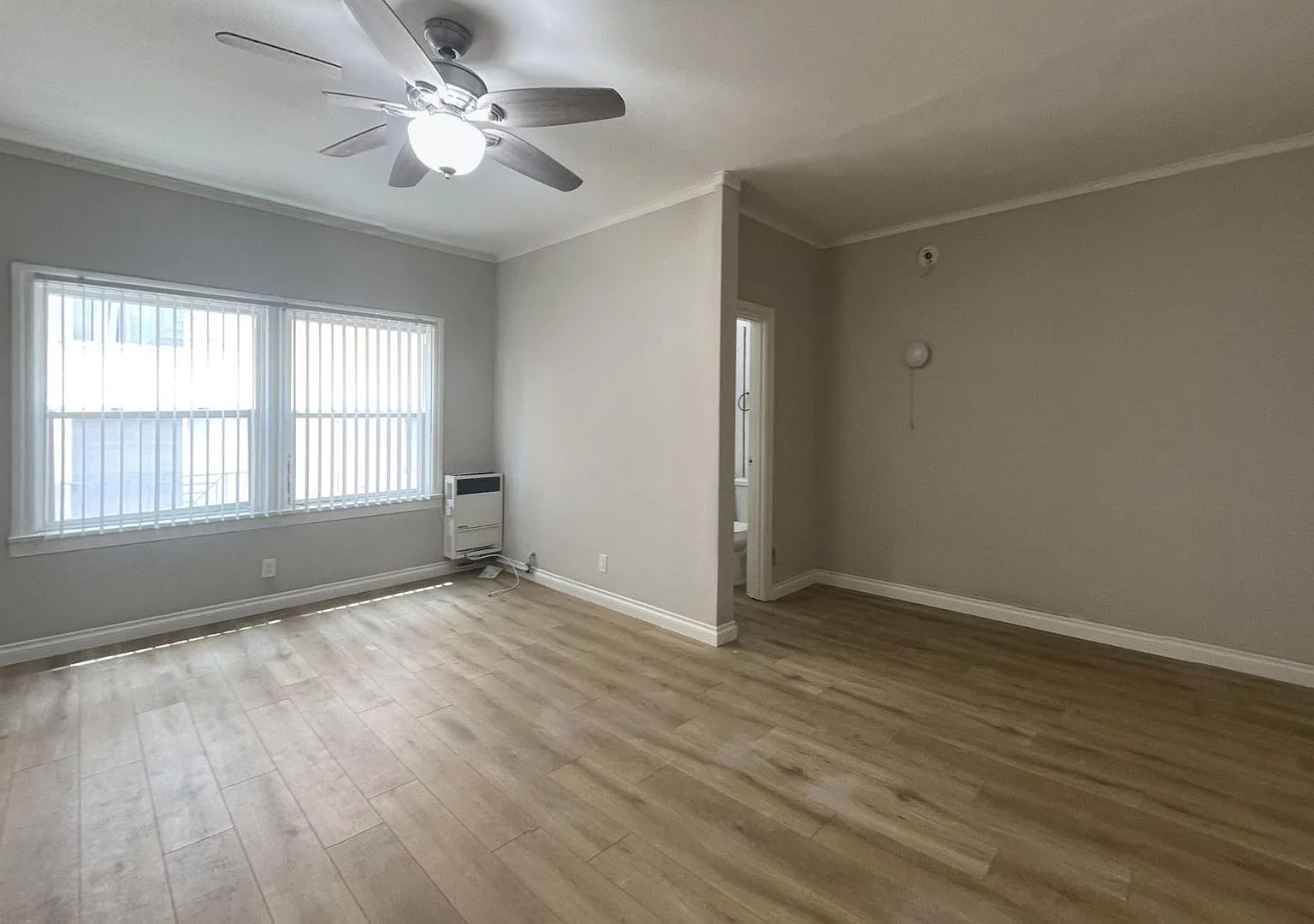 Union Apts...Remodeled Studio..New Laminate Floors...CALL NOW! — Photo 3