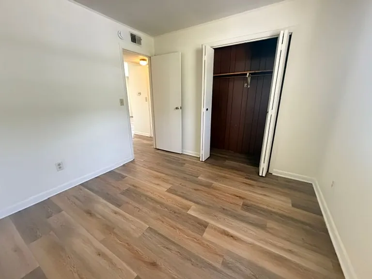 202 W Commercial St — Photo 10