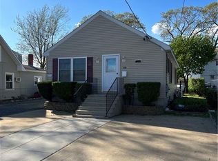 33 Beach Point Dr, Riverside, RI 02915