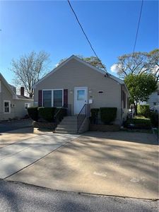 33 Beach Point Dr, Riverside, RI, 02915