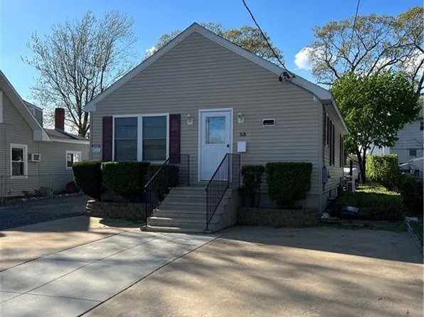 33 Beach Point Dr, Riverside, RI 02915