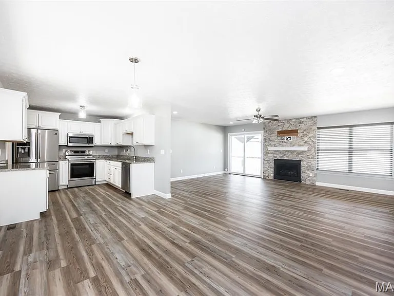 407 Sammy Ln — Photo 8