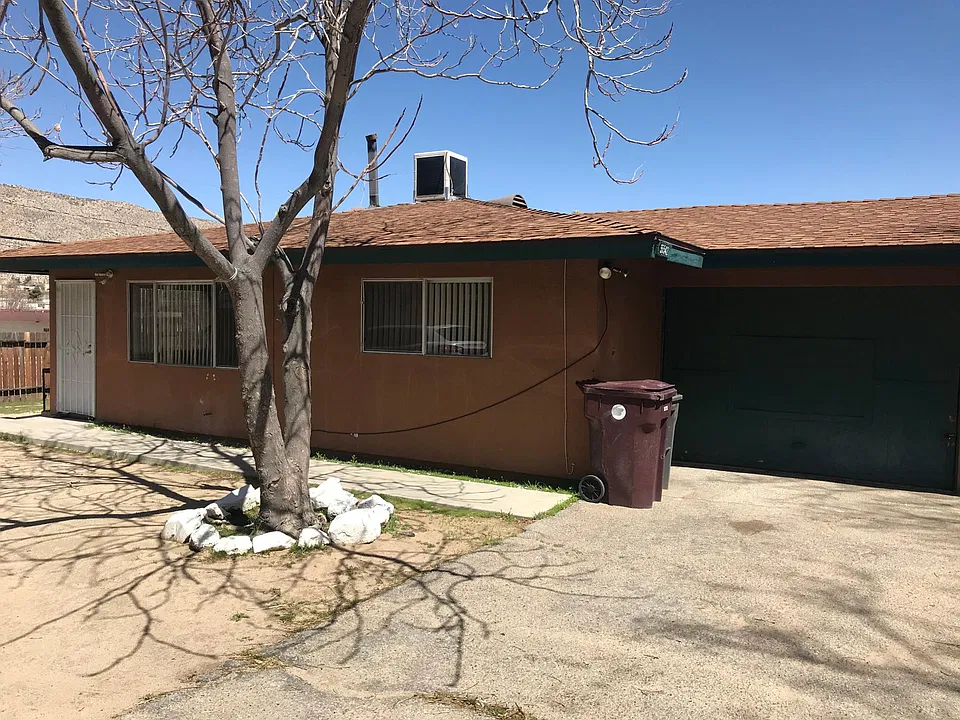 Front showing unit & garage