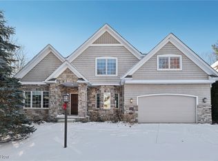 2 Creek Rdg, Rocky River, OH 44116