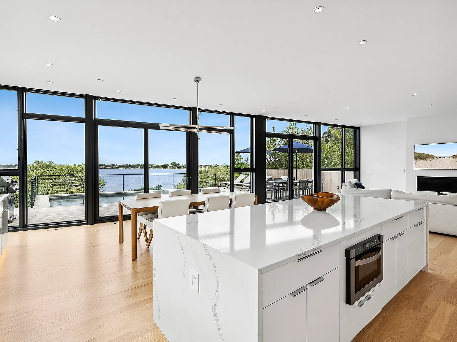 Westhampton Beach Modern Bayfront with Pool — Photo 3