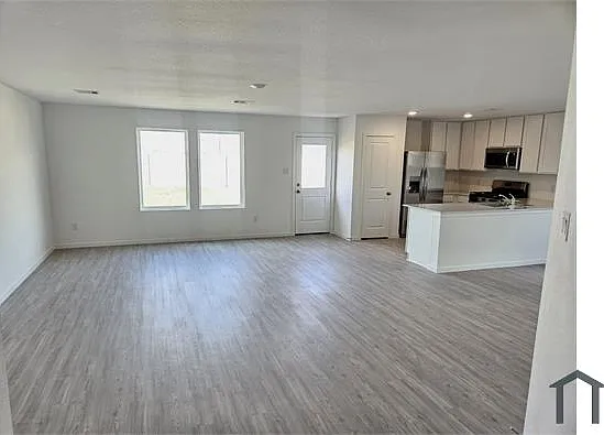 4 bed, 2039 sqft, $2,400 — Photo 1