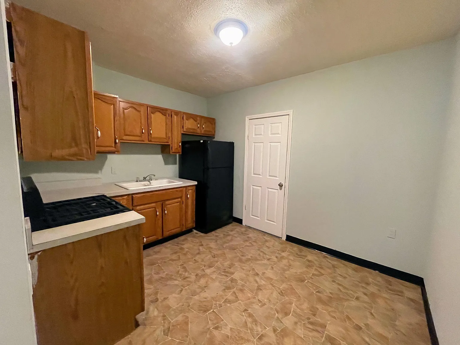 5 bed, 1200 sqft, $1,800 — Photo 2