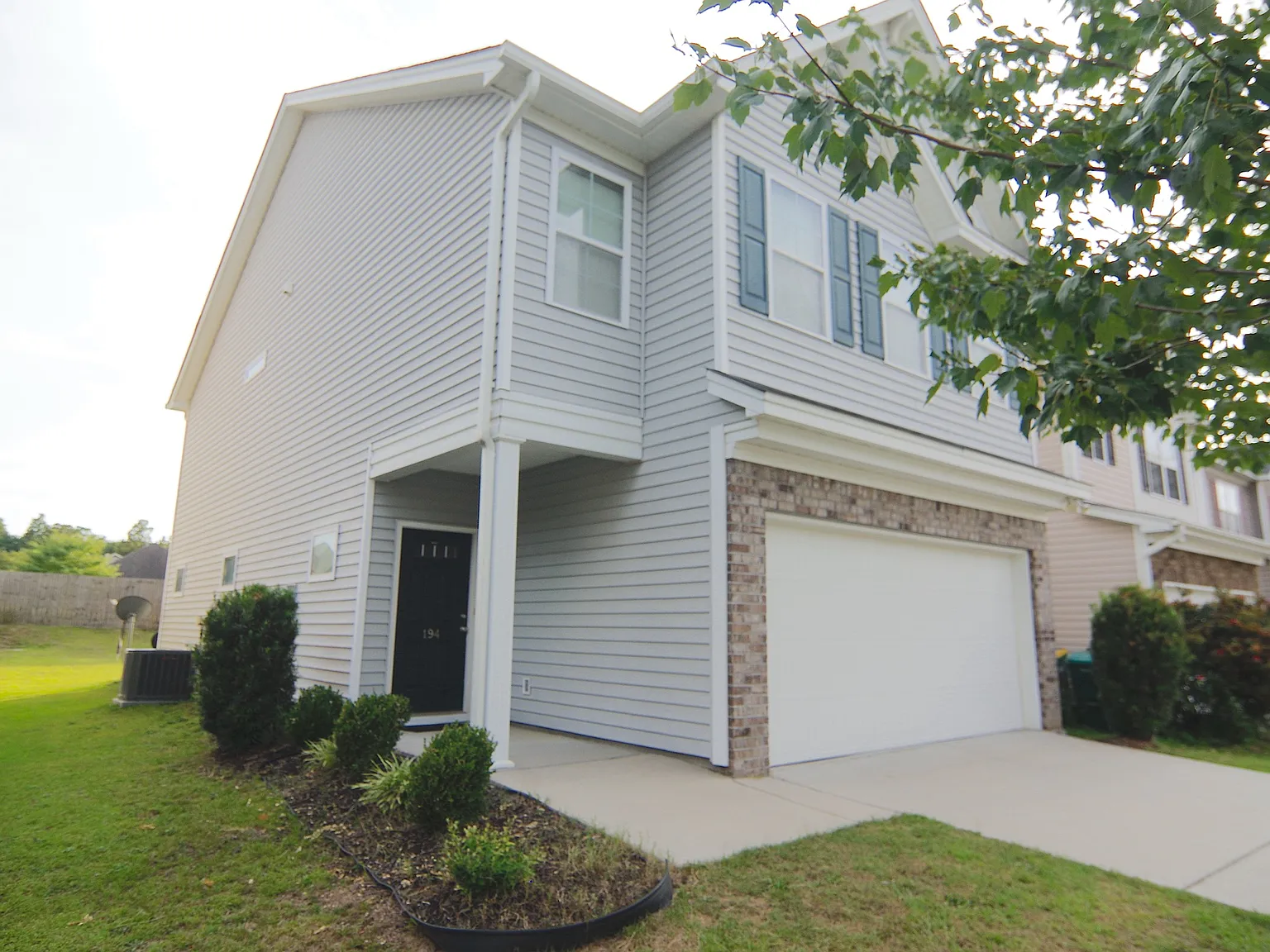 3 bed, 2.5 bath, 1889 sqft, $2,100 — Photo 2