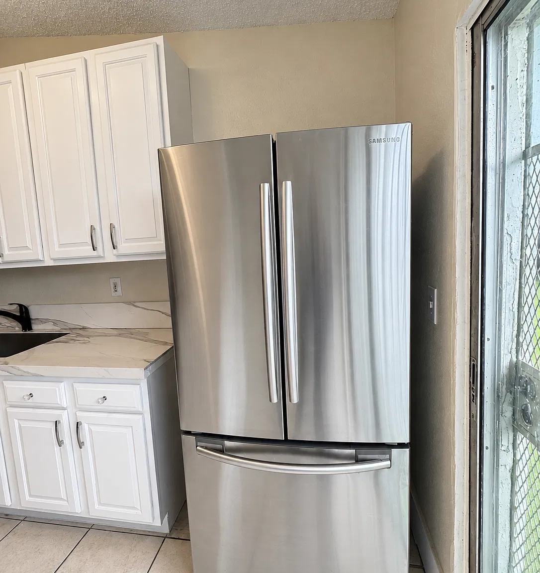 3 bed, 1120 sqft, $3,330 — Photo 3