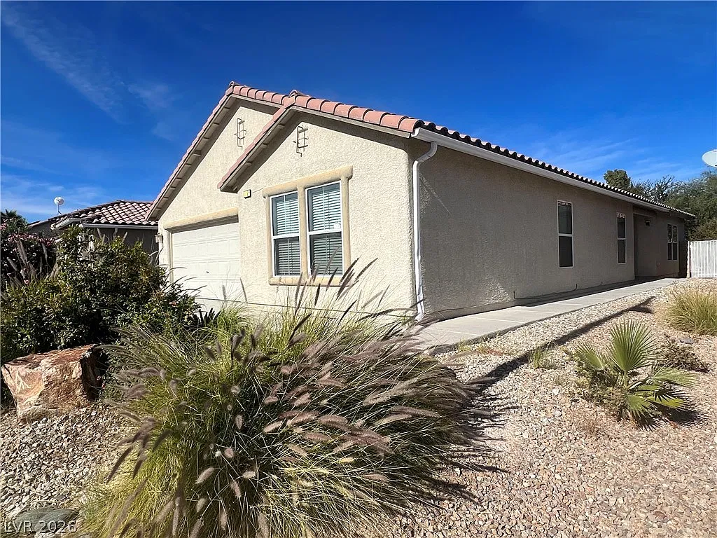 3 bed, 2.0 bath, 1888 sqft, $2,100 — Photo 2