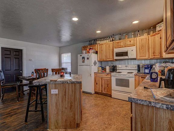 4th image of 915 W Cantwell Ave