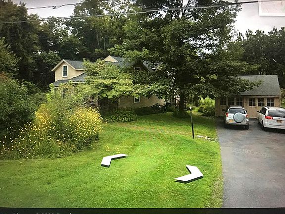 Front perspective of 853