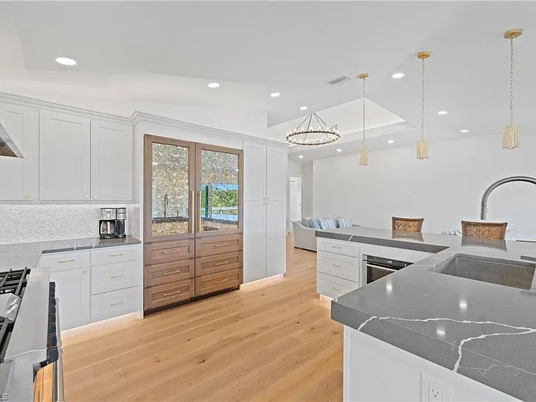 1836 Harbor Ln — Photo 11