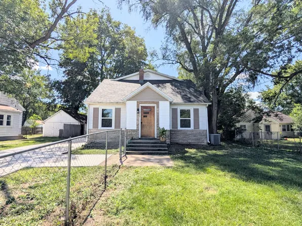 218 E Meadow Lawn St, Manito, IL 61546