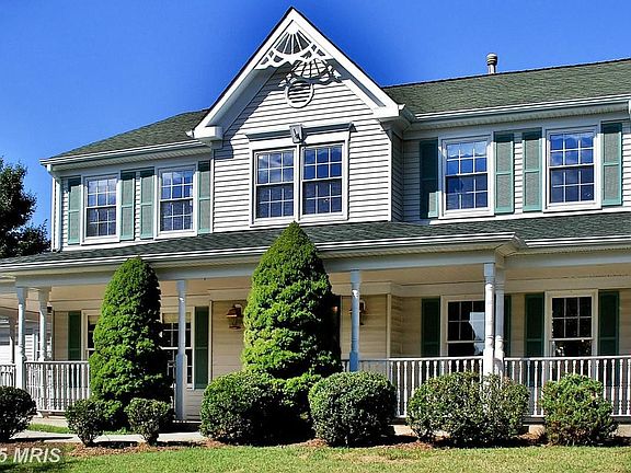 Beautiful Victorian w/ Front Porch