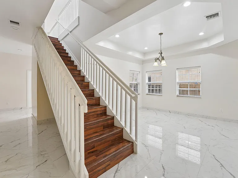 819 SW 7th Ave — Photo 7