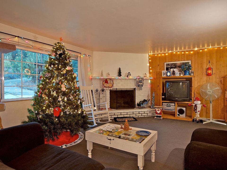 Cozy fireplace in Living Room