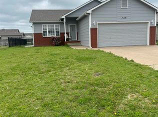 720 E Greenwood Ct, Haysville, KS 67060