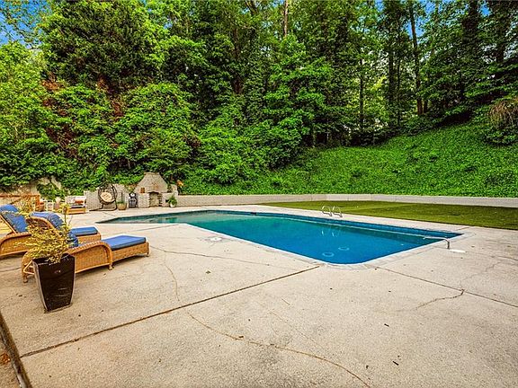 3rd image of 886 Scott Cir