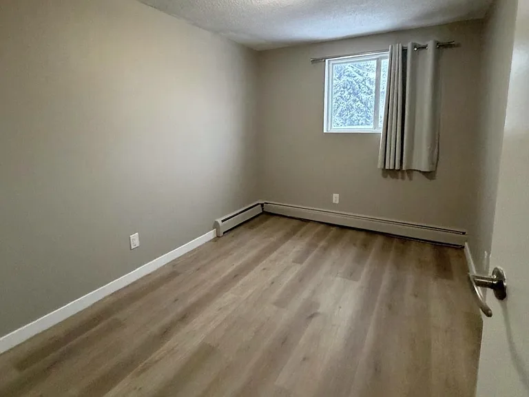 3170 Laurier Dr — Photo 6