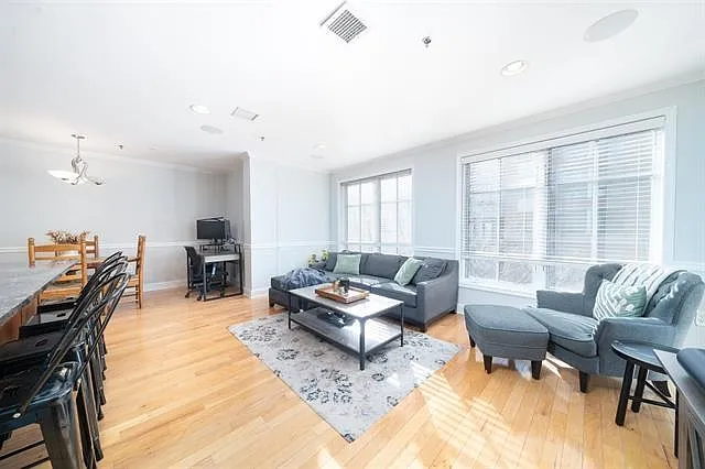 Building Photo - 1331 Grand St #307