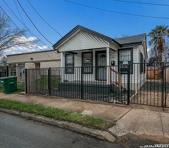 2 bed, 1.0 bath, 621 sqft, $1,200 — Photo 2
