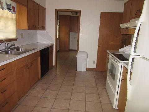 3rd image of 220 N Oak St