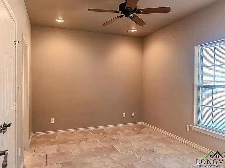1120 Creekwood Ln — Photo 15