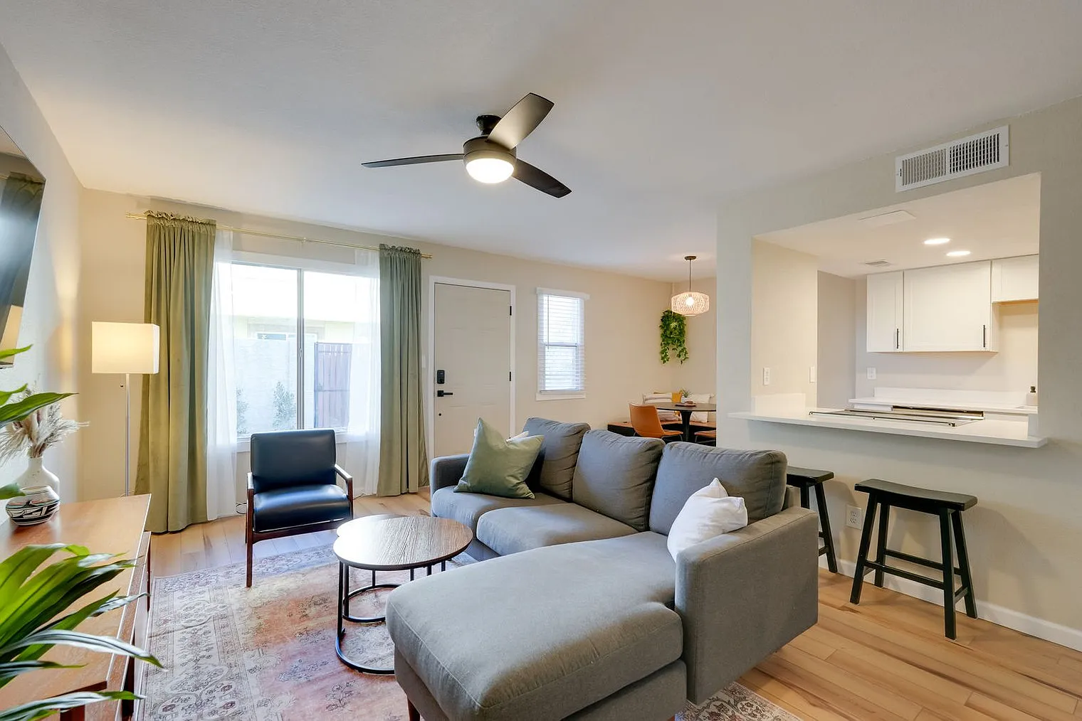 2 bed, 1.0 bath, 979 sqft, $2,161 — Photo 3