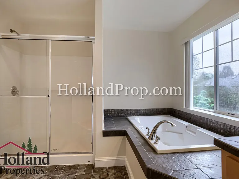 319 NW Wildwood St — Photo 18