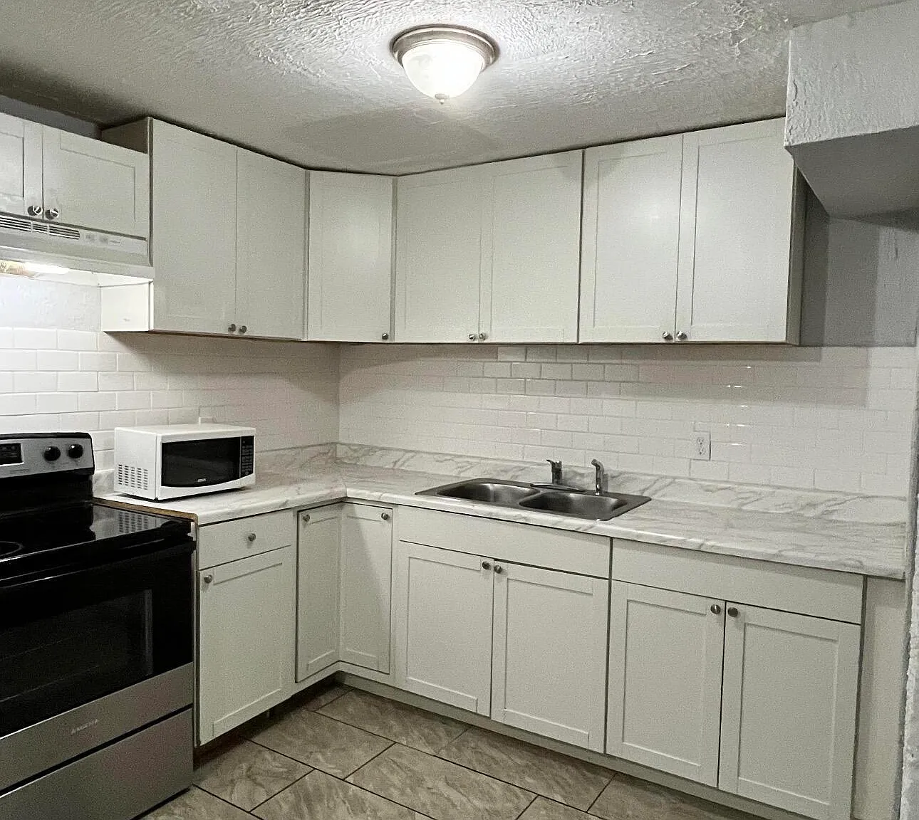 3 bed, 1.0 bath, 1008 sqft, $1,095 — Photo 1